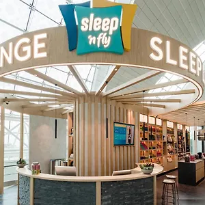 Sleep 'n Fly Sleep Lounge, B-gates Terminal 3 - Transit Only فندق-كبسولة